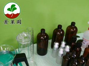 裝瓶前以75%酒精消毒